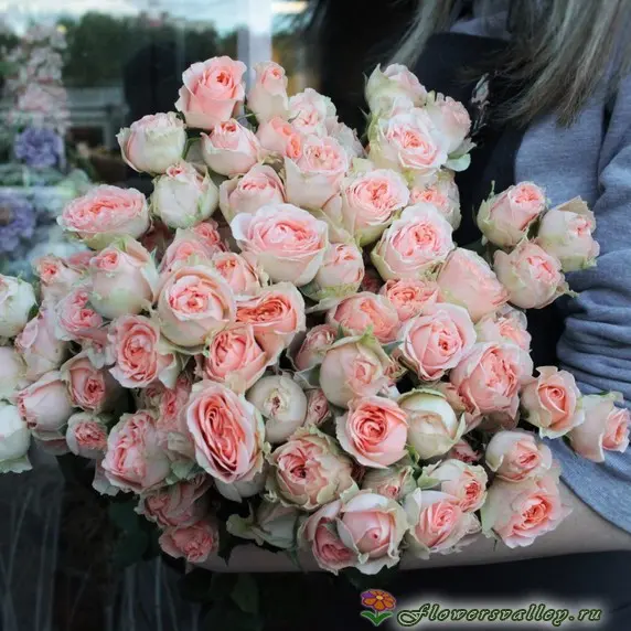 Букет "Клубничный поцелуй" из кустовых пионовидных роз