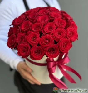 Шляпная коробка средняя с красной розой 35 шт