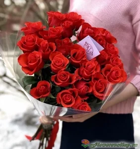 Букет алых роз Нина (сорт "Nina", пр-во Эквадор)