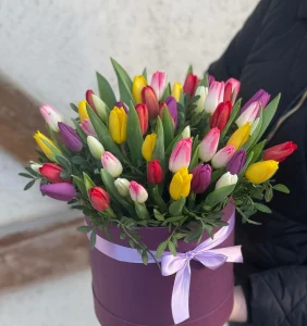 Шляпная коробка с разноцветными тюльпанами