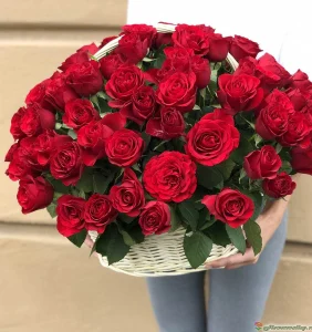 Корзинка красных роз 51 шт