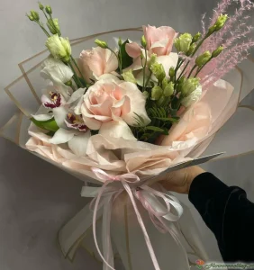 Букет с французской розой, орхидеей и эустомой