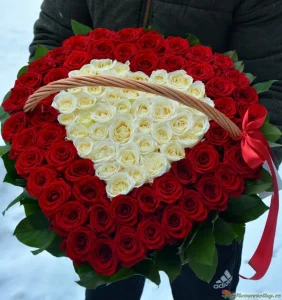 Сердце из роз в корзине
