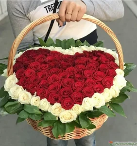 Корзина с розами в виде сердца