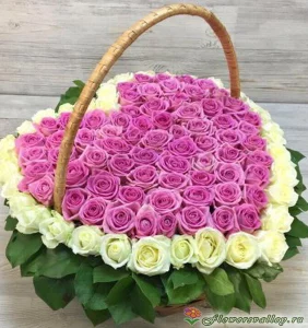 Сердце из розовых роз в корзине