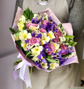 Букет из ирисов, роз и альстромерии