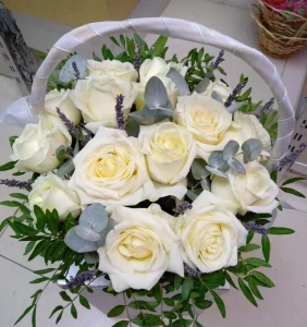 Корзина с 25 розами и лавандой, 25 шт