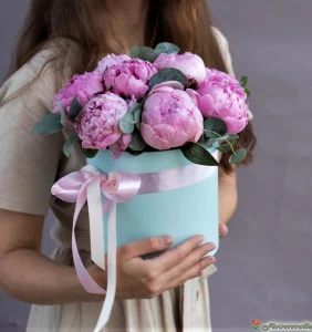Шляпная коробка с розовыми пионами