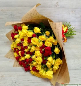 Букет из красных и желтых кустовых роз, 25 шт