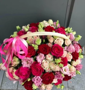 Корзина с розами и лизиантусами