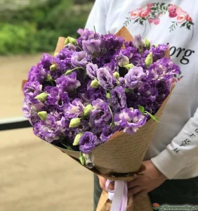 Букет из фиолетовых эустом