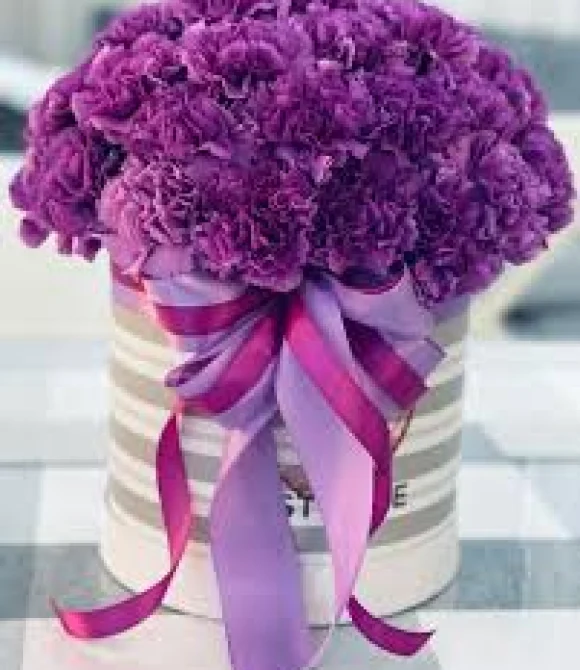 Шляпная коробка с сиреневой гвоздикой, 25 шт.