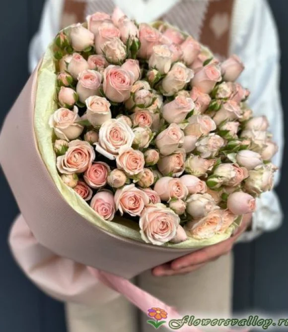 Букет из 15 розовых кустовых роз "Лидия" (Lidia)