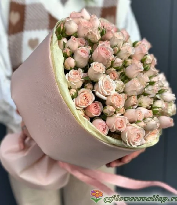 Букет из 15 розовых кустовых роз "Лидия" (Lidia)