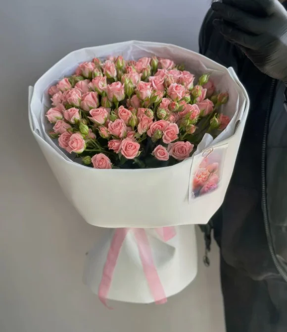 Букет из 15 розовых кустовых роз "Лидия" (Lidia)