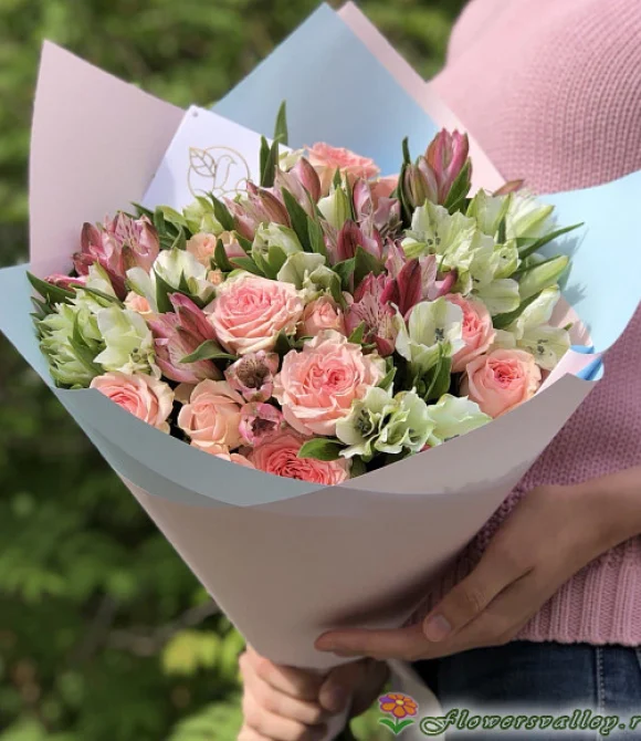 Букет из пионовидных кустовых роз и альстромерии