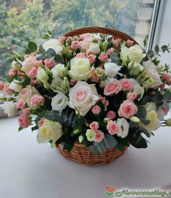 корзина с кустовыми розами и эустомой