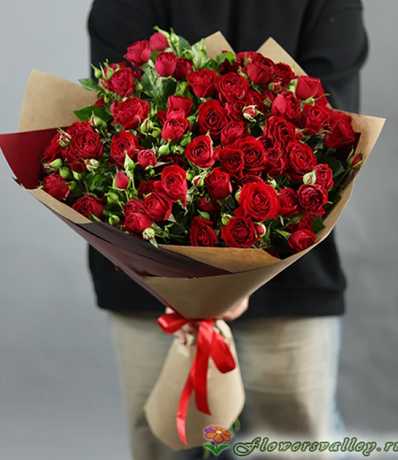 Букет из красных кустовых роз, 15 шт.
