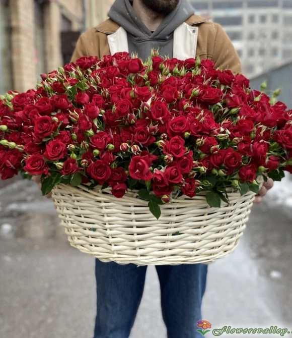 корзина из 51 кустовой розы