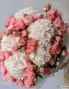 Букет из гортензий с кустовой розой