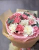 букет из розовой и белой гвоздики