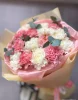 букет из розовой и белой гвоздики