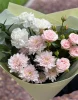 букет с пионовидной кустовой розой и хризантемой