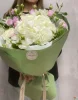 Букет из гортензии и кустовых роз