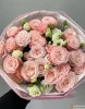 Букет из пионовидных кустовых роз и эустом
