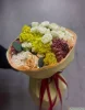 Букет с хризантемой бигуди и кустовыми розами