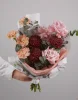 Букет с хризантемами бигуди, французской розой и диантусами