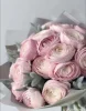 Букет с ранункулюсами и лагурусом