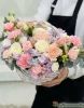 корзина с гортензиями, диантусами и кустовой розой