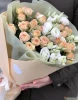 Букет из 7 кустовых розы и эустомы