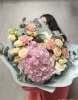 Букет с гортензией, кустовой розой
